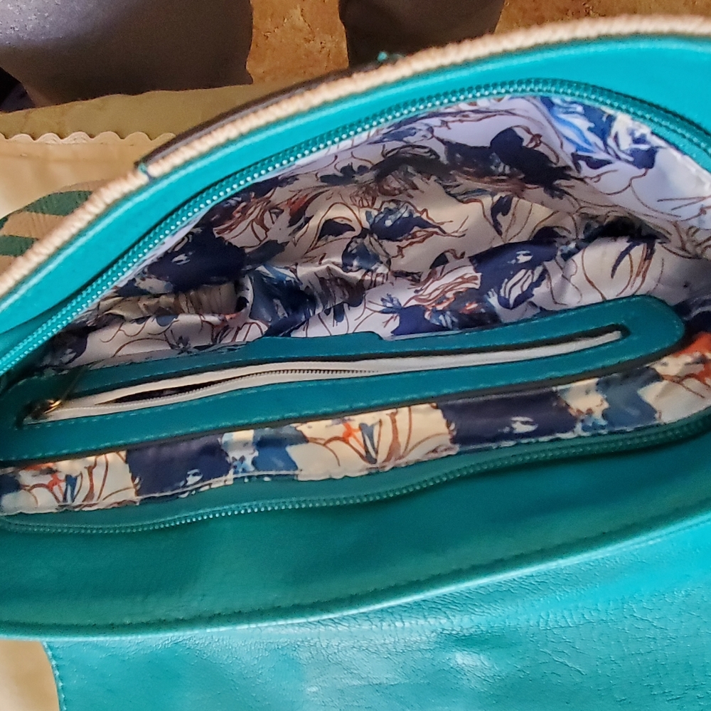 Handbags - Picture 3 of 3